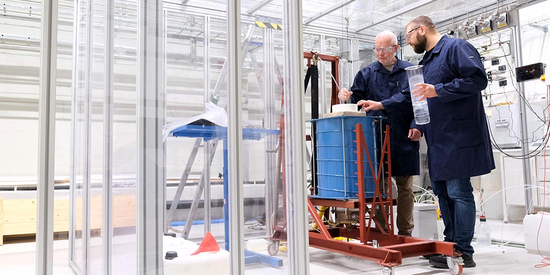 Egil Skybakmoen og Kent Robert Molvik i et laboratorium. Foto.