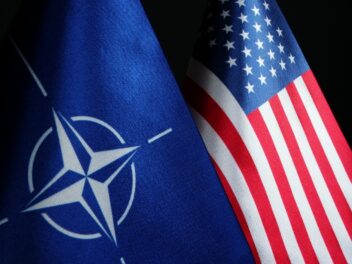 BIldet viser NATO-flagget og USAs flagg.