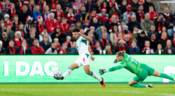 Gonçalo Ramos fra Portugal og Norges keeper Ørjan Nyland kjemper om ballen under den siste Nations League-kampen mellom lagene.