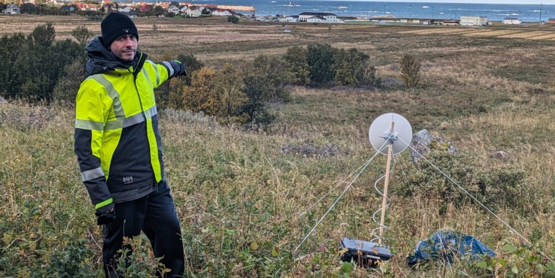 Avslørte GPS-jamming: Her er seniorforsker Aiden James Morrison ute i felt på Andøya. Foto: Privat
