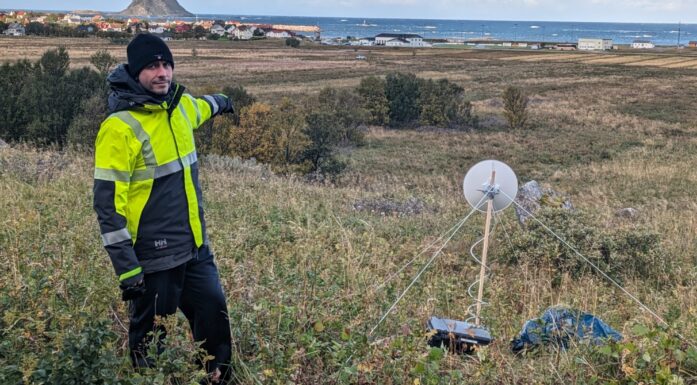 Avslørte GPS-jamming: Her er seniorforsker Aiden James Morrison ute i felt på Andøya. Foto: Privat