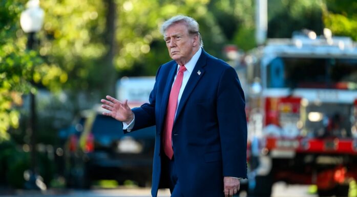 Donald Trump vinker til publikum.