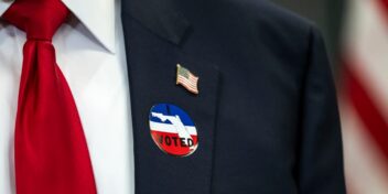 Detalj fra Donald Trumps antrekk viser at han har stemt.