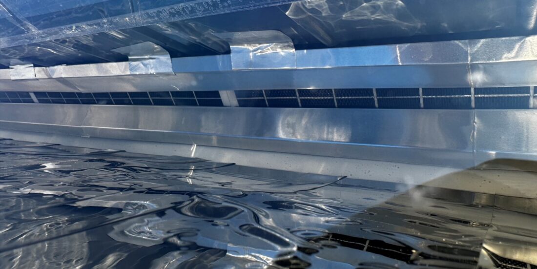 Closeup av solcelleanlegg som bruker speil for å maksimere innstrålingen