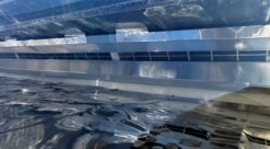 Closeup av solcelleanlegg som bruker speil for å maksimere innstrålingen