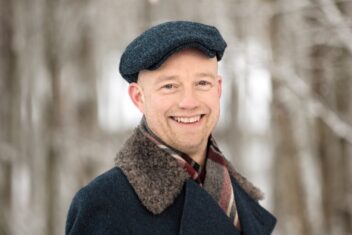 Portrett av Håkon Fyhn utendørs.